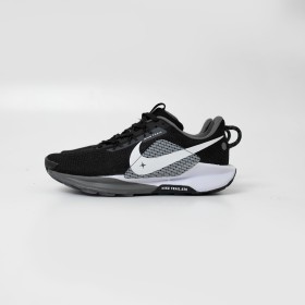 Nike trail Black White